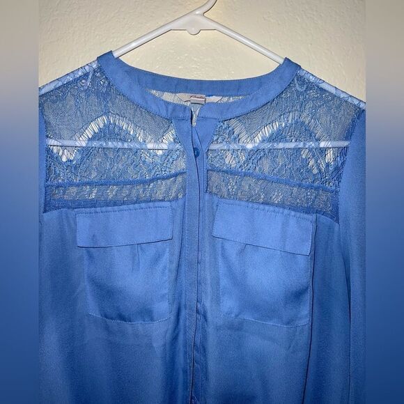 ❄️ CANDIES BLUE LIGHTWEIGHT SHEER TOP WITH LACE PANELS- SIZE SMALL - Picture 2 of 7